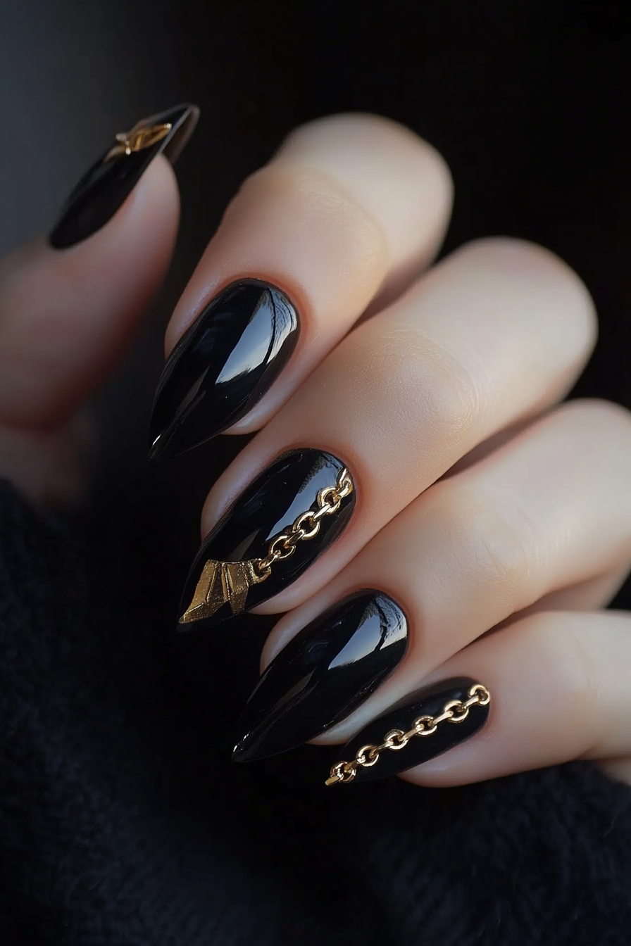22. Gold Chain Detail (Black And Gold Nail Design Ideas) - Black And Gold Nail Design Ideas